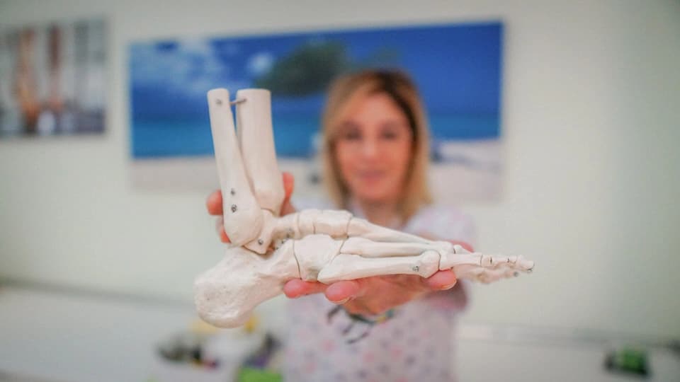 Belén con la maqueta en forma de esqueleto de un pie humano
